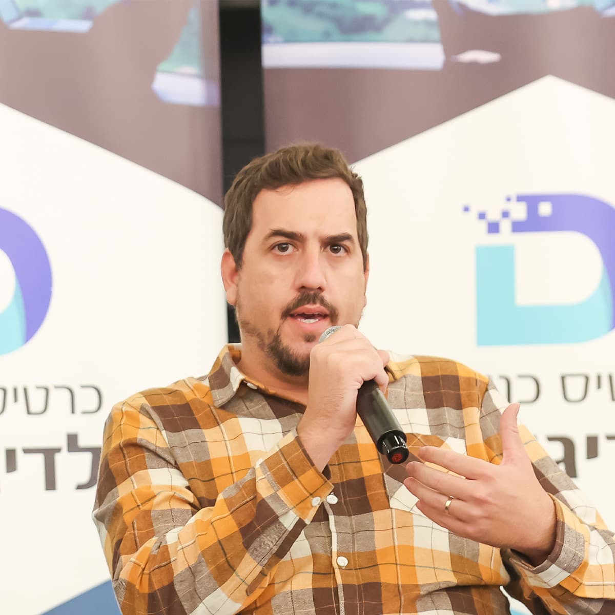 שחר, מייסד קלאבזי